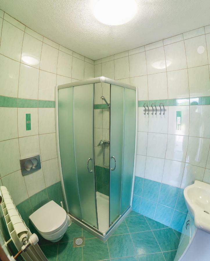 Rooms And Apartment Ambrozic Vremski Britof Exterior foto